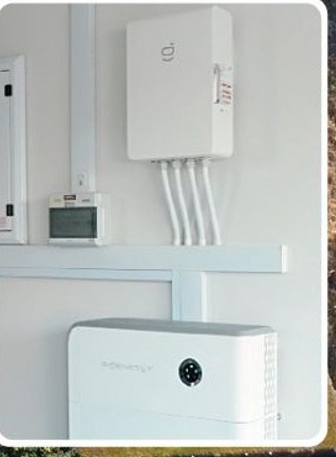 Sigen Gateway control box installed above a Sigenergy SigenStor inverter