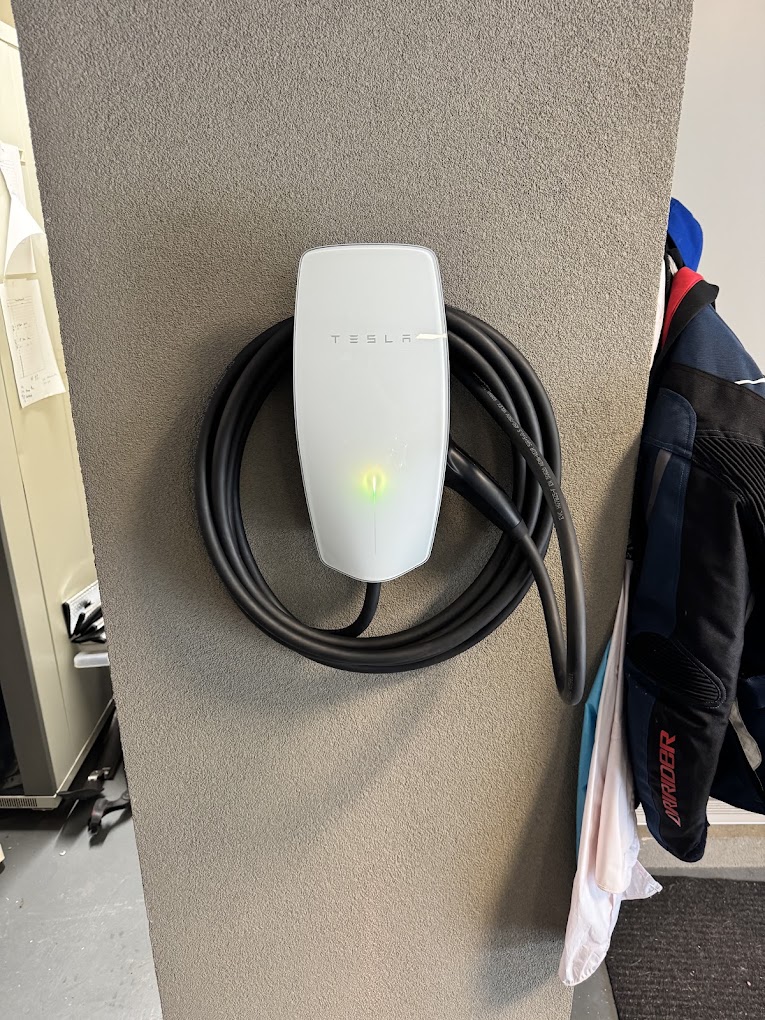Tesla Wall Connector, charging live